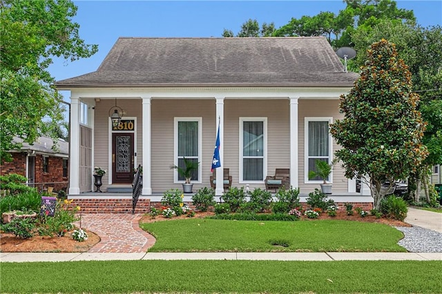 view of front facade featuring a front lawn