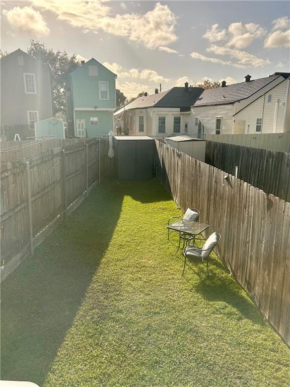 view of yard at dusk