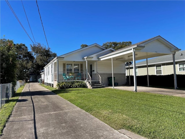 view of front of property featuring a porch, a carport, and a front lawn