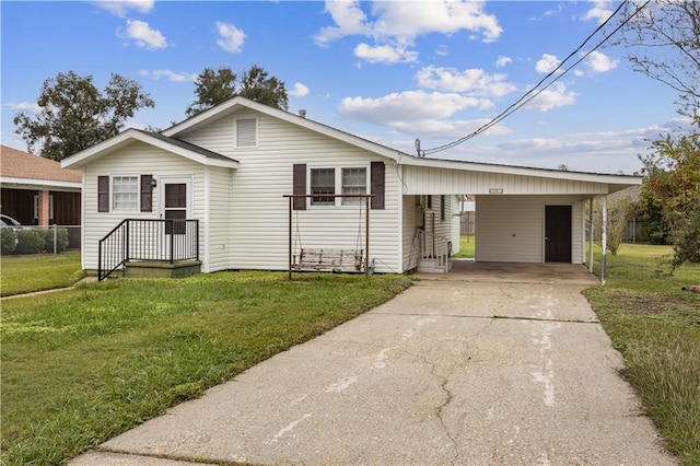 view of front of house featuring a carport and a front yard