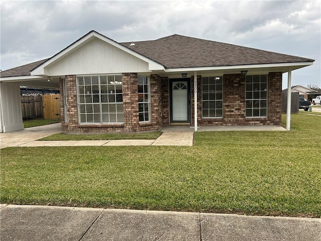 view of front of house featuring a carport and a front yard