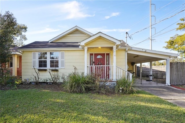 view of front of house featuring a front yard and a carport