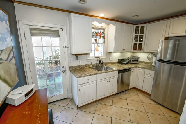 living room featuring hardwood / wood-style flooring, plenty of natural light, ornamental molding, and ceiling fan