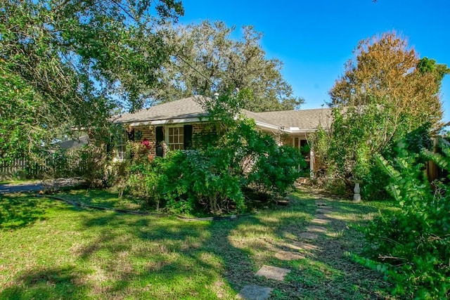 view of front facade featuring a front yard