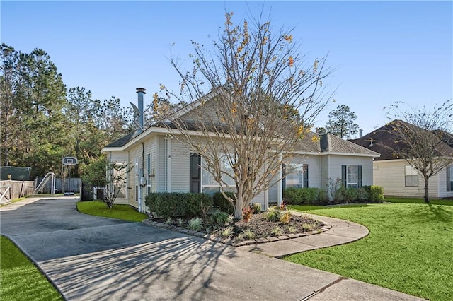 view of front of house featuring a front yard