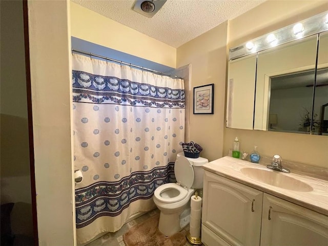 bathroom featuring a shower with shower curtain, vanity, toilet, and a textured ceiling