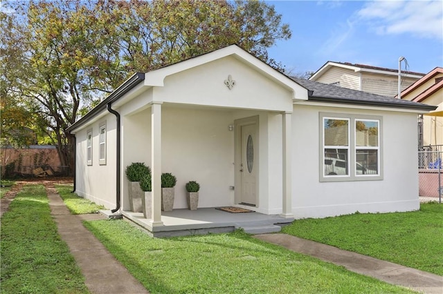 view of front facade with a front lawn