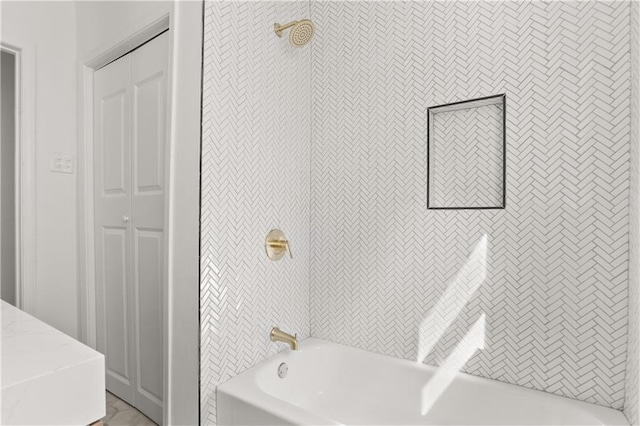 bathroom featuring tiled shower / bath combo