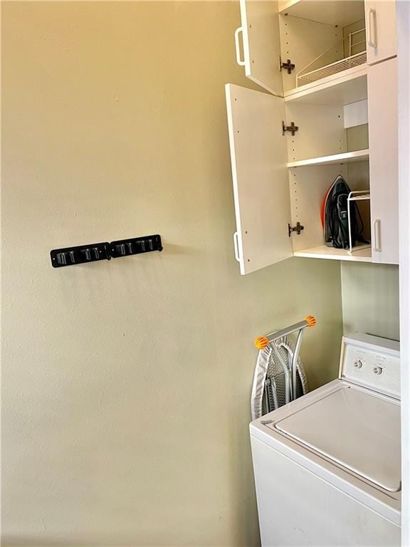 laundry area featuring cabinets and washer / dryer