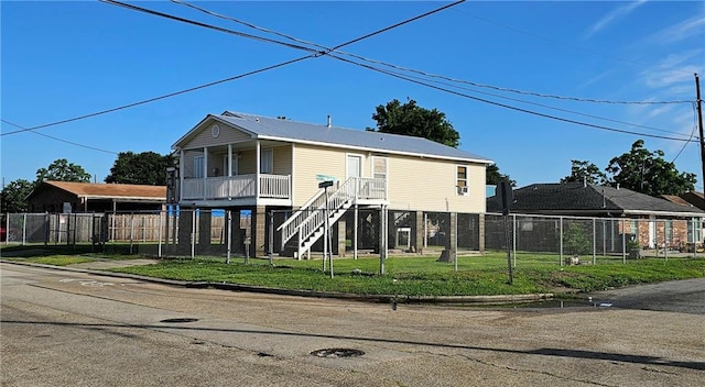 view of front of property featuring covered porch and a front lawn