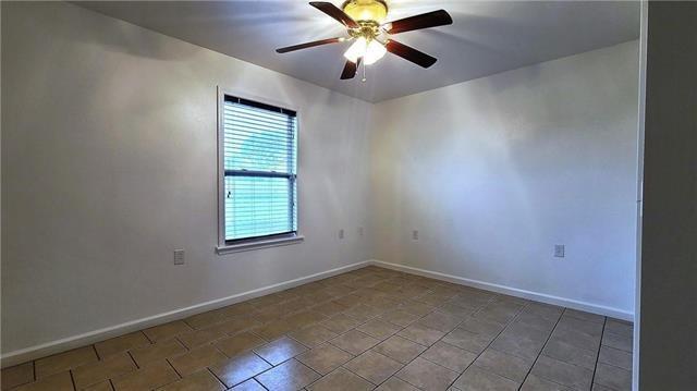 empty room with ceiling fan