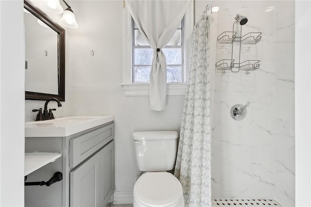 bathroom featuring a shower with shower curtain, vanity, and toilet