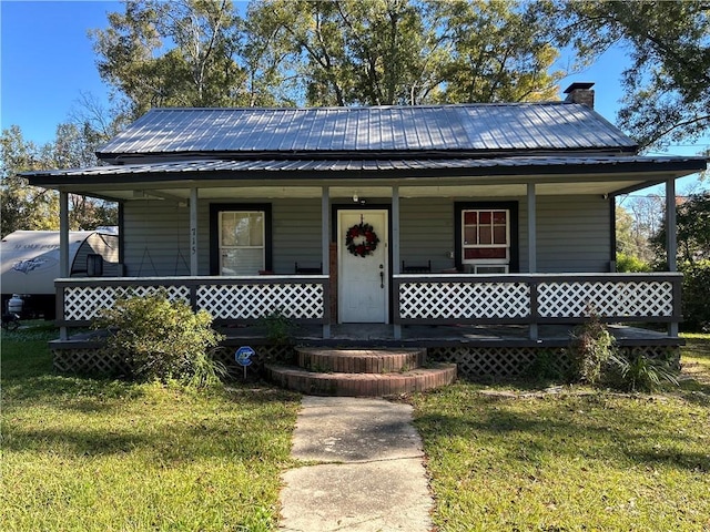 view of front of house with a front lawn