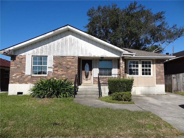 view of front facade featuring a porch and a front yard