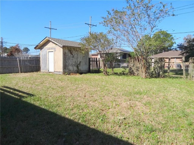 view of yard featuring a shed