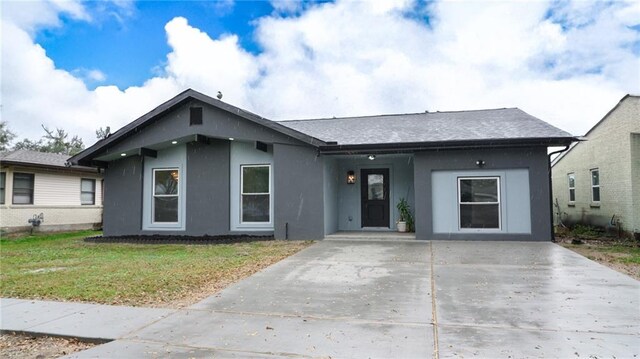 ranch-style house featuring a front lawn