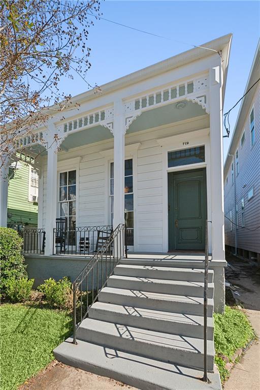 view of front of home featuring a porch