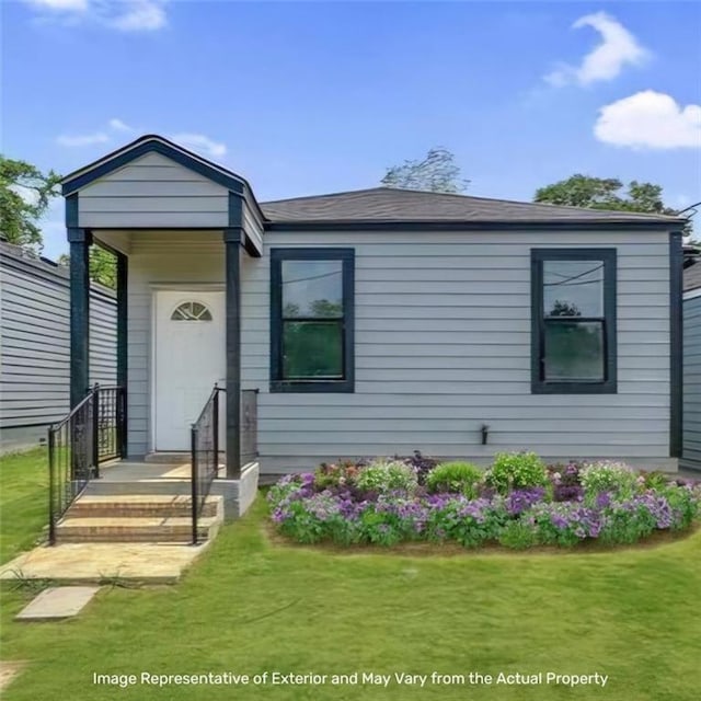 view of front of home featuring a front yard