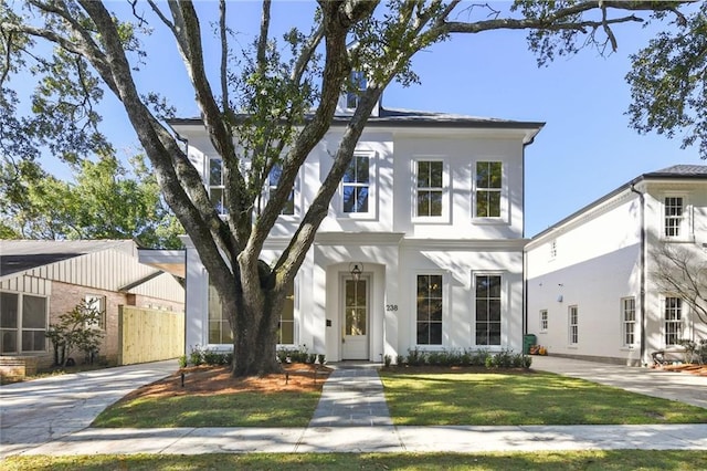 view of front facade featuring a front lawn