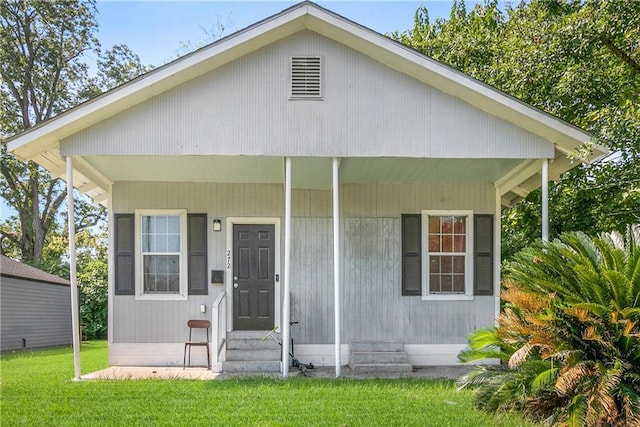 view of front facade featuring a front lawn