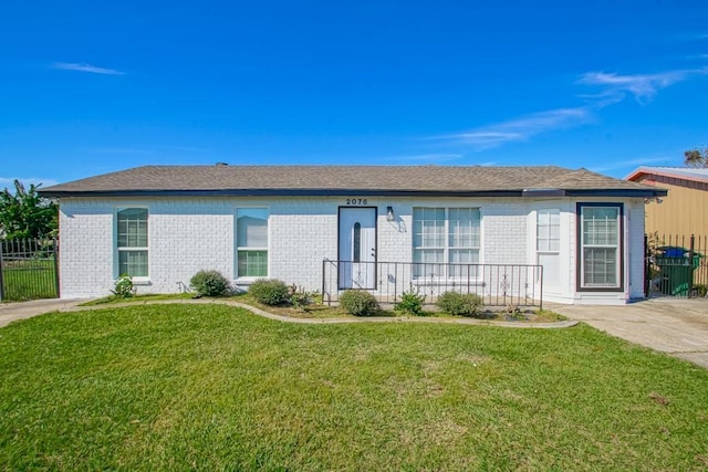 single story home with a front yard