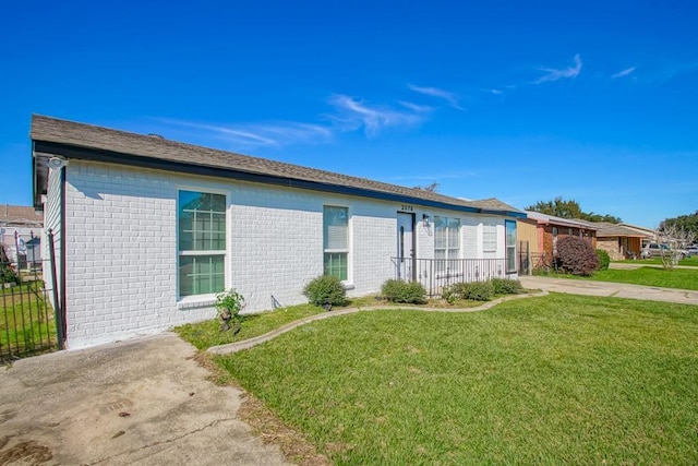 view of front of home featuring a front lawn