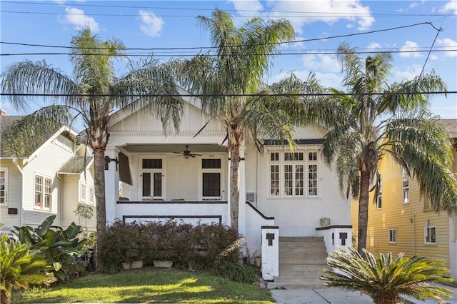 view of front of home featuring ceiling fan and a front lawn