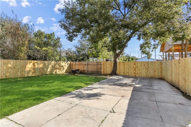 view of yard with a patio area