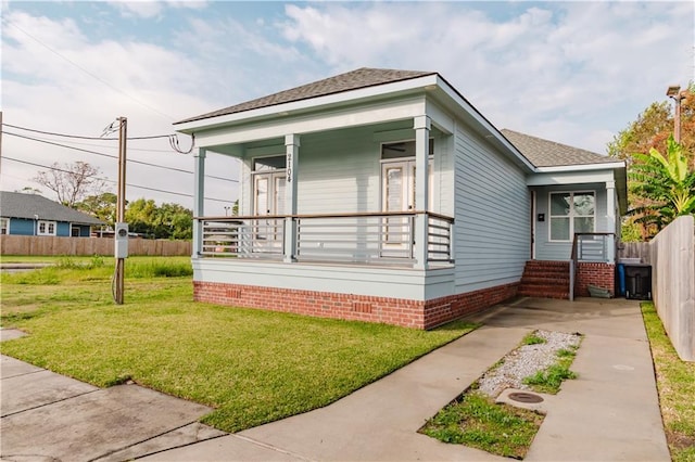 view of front facade featuring a front lawn and covered porch