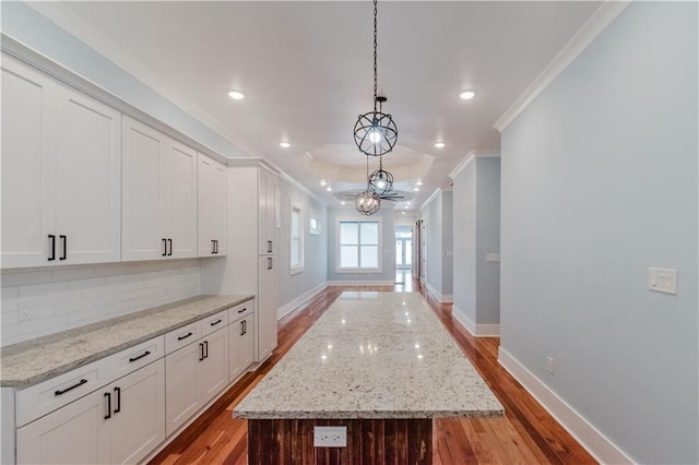 hall featuring a chandelier, ornamental molding, and light hardwood / wood-style flooring