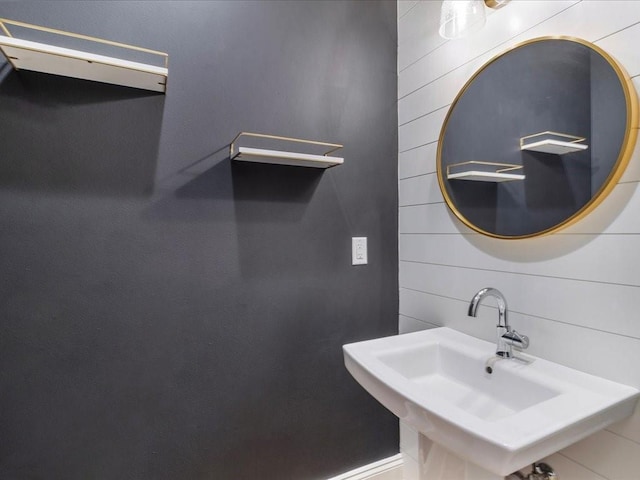 bathroom featuring a sink