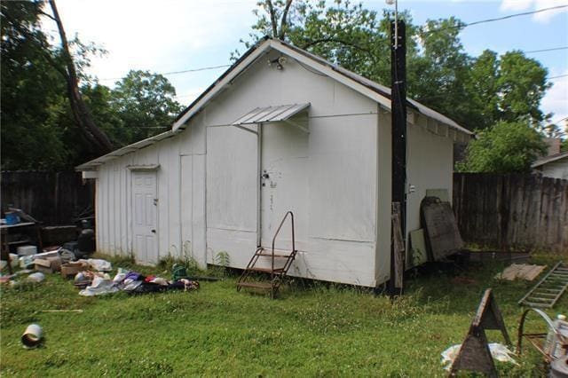 view of outdoor structure with a yard