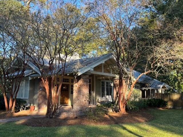 view of front facade with a front lawn