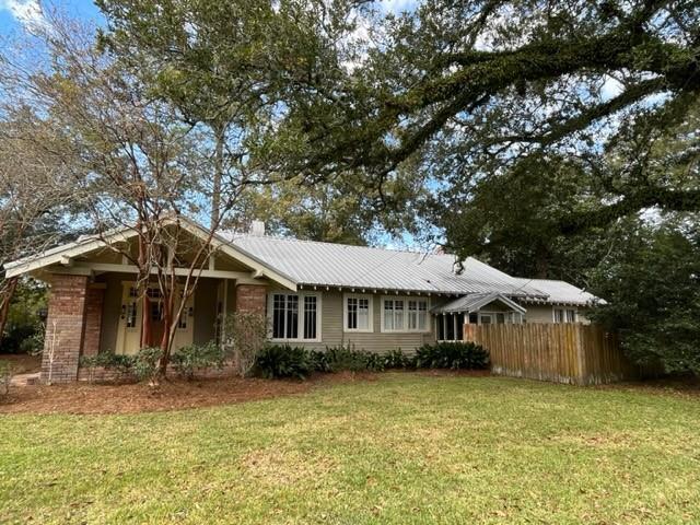 view of front of property with a front lawn