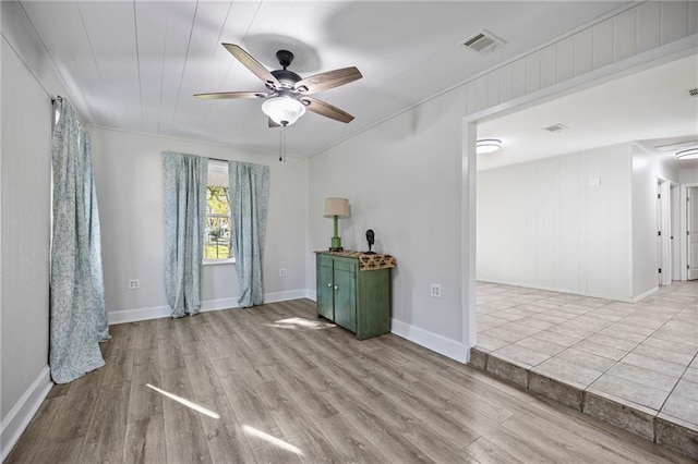 empty room featuring light hardwood / wood-style floors and ceiling fan