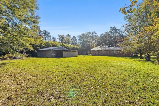 view of yard featuring an outbuilding