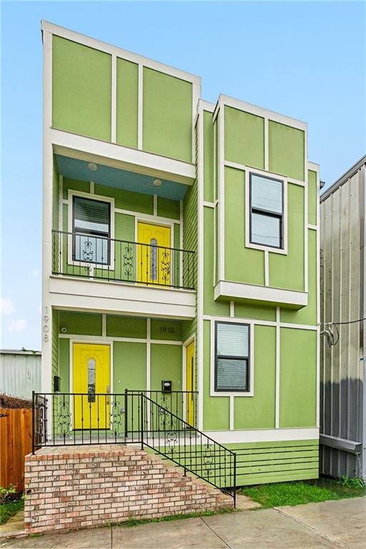 1908-10 St Louis St, New Orleans, LA 70112 - view of front facade featuring a balcony, a porch, and stucco siding