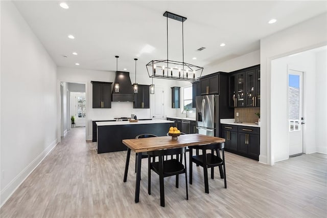 dining area with sink, plenty of natural light, and light hardwood / wood-style flooring