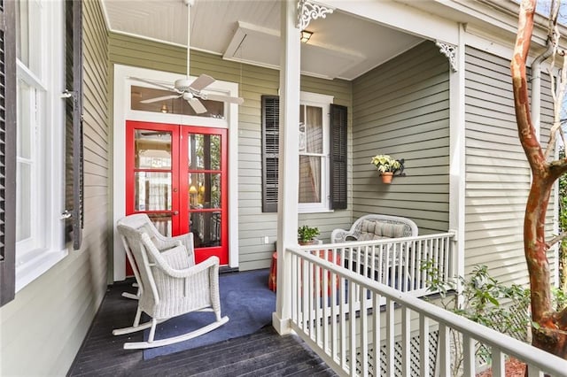 entrance to property featuring covered porch and a ceiling fan