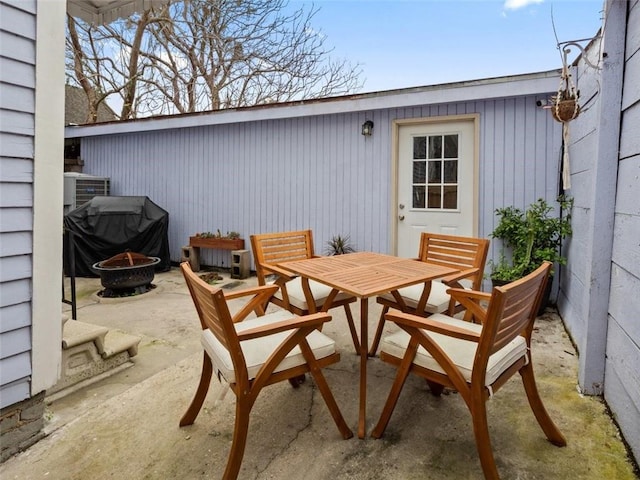 view of patio with an outdoor fire pit and grilling area