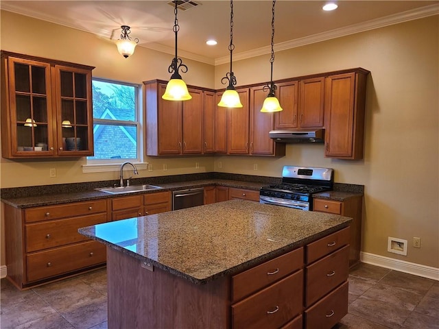 kitchen with sink, stainless steel appliances, decorative light fixtures, a kitchen island, and ornamental molding