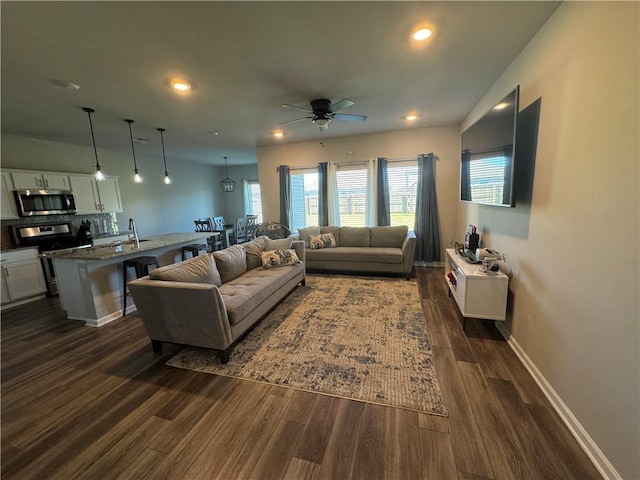 living area featuring dark wood-type flooring, recessed lighting, baseboards, and ceiling fan