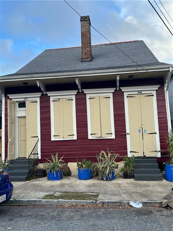 view of front of property