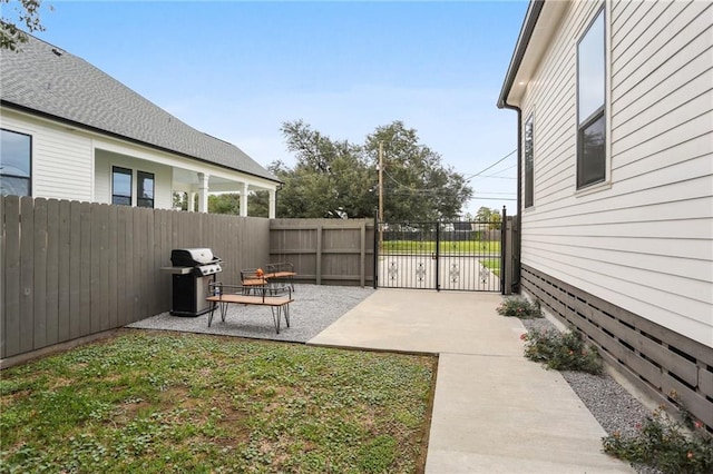 view of yard featuring a patio