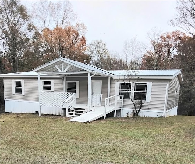 view of front of home featuring a front lawn and covered porch