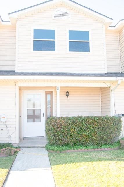 view of front of house with a front yard