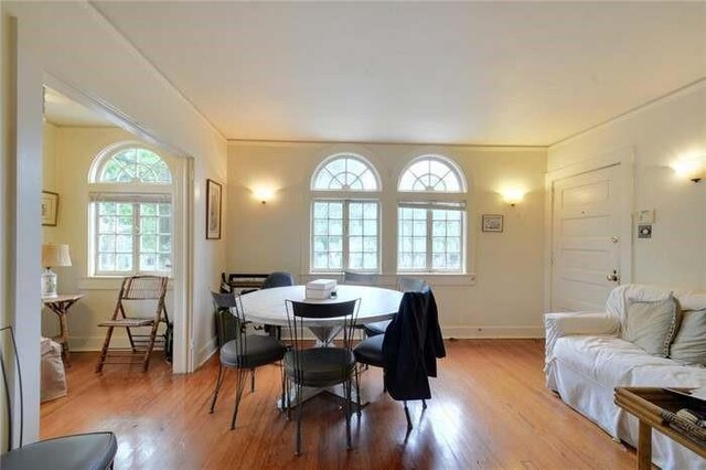 dining area featuring crown molding and light hardwood / wood-style floors