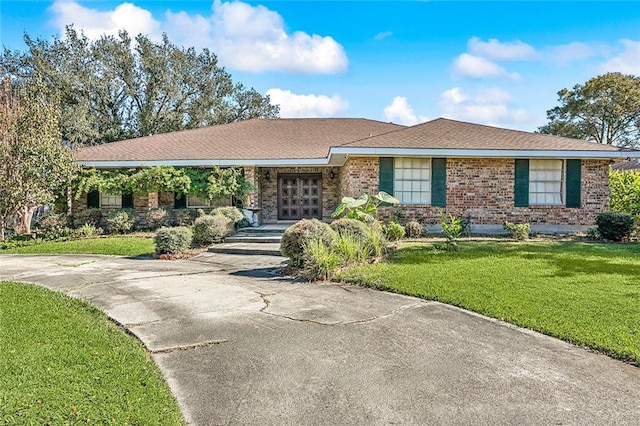 ranch-style home with a front yard