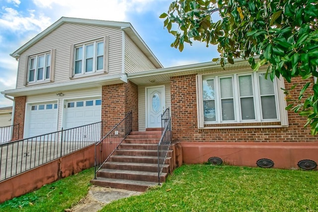 view of front of property featuring a front yard and a garage