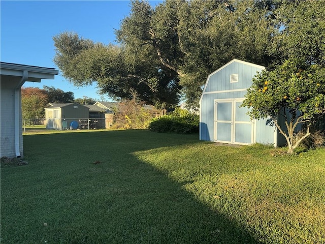 view of yard featuring a storage unit